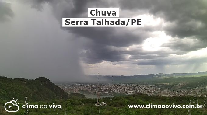 na imagem mostra o avanço de uma forte chuva sobre a cidade de Serra Talhada, nesta segunda-feira.